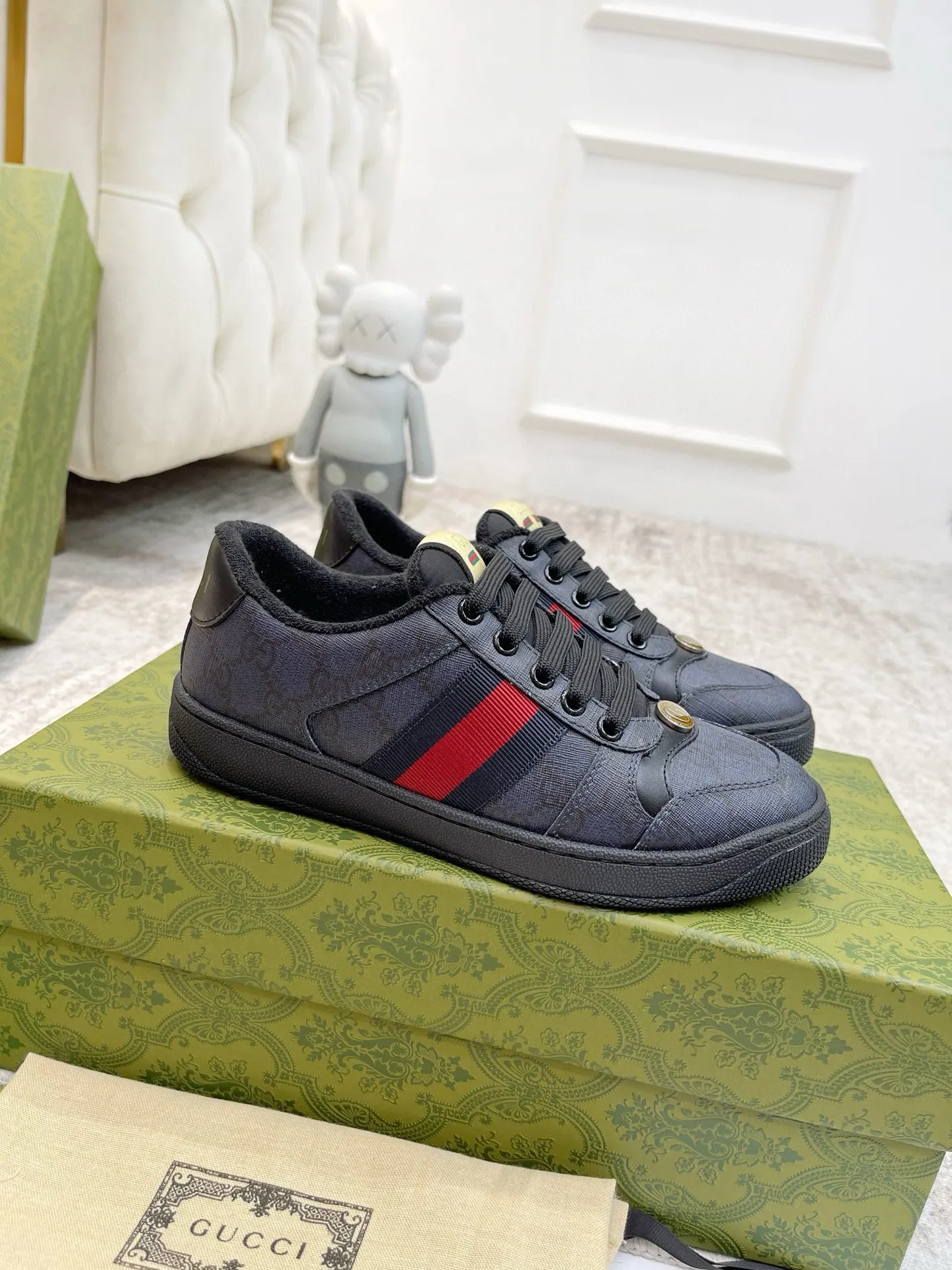 Ex-factory price: 540💰 GUCCI Gucci's newly upgraded back cover lining, top-notch old dirty shoes, classic casual sports shoes for couples, retro sneakers and old G family dirty shoes, updated at the counter simultaneously! ①The shoe upper has the same water-based edge coating process as the original version⚠️The ordinary oil edges on the market have a strong glue feel and are easy to fall off! Grade A first-layer nubuck leather (with pores)/matching computer embroidered double G cloth, high-density terry velvet lining. ② A PVC transparent small round mark sealing line is added to the details of the midsole. The mold is opened six times and the jewelry craftsmanship is used to customize the two-color double G buckle, striving to be the same as the original version. A pair of buttons is more than three times more expensive than ordinary buckles on the market. ③An old two-color washable label, the chip is placed on the outer waist of the right foot, the entire shoe is completely hollowed out with rubber technology, TUP material (rubber to distinguish the market) with the latest green packaging from the counter, 3D printed handbag, and a pair of shoelaces. There is no pressure when entering and exiting the counter. You can buy a 1:1 accurate replica of the original version and modify and upgrade it repeatedly. The details are perfectly restored, the materials are all customized, and they are truly top-notch. Please look at the details clearly to identify the quality. Upper: First-layer frosted cowhide/embroidered double G cloth. Lining: original high-density velvet lining. Foot pads: original pearlescent sheepskin. Outsole: private molded vacuum TPU material. Packaging: original top-grade full set packaging at the counter. Shoe size: women's size 35-40, men's size 39-44 (men's size 38, 45🉑️customized, non-returnable)